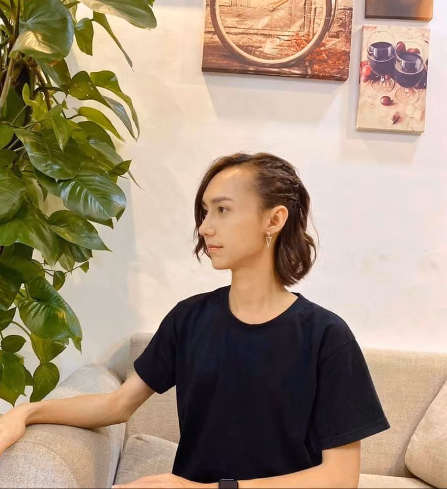 Lynk Lee giờ thích đeo khuyên, nuôi tóc dài để thử nghiệm nhiều cách tạo kiểu.