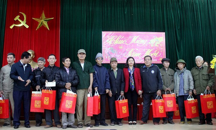 Lanh dao TP Ha Noi tham, tang qua Tet 128 ho dan xa Dong Tam-Hinh-2