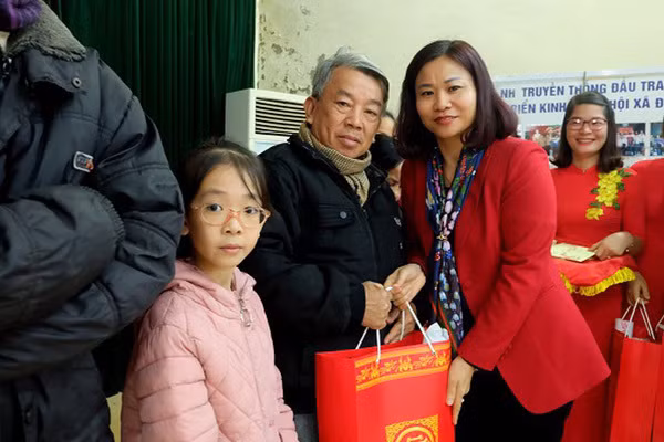 Lanh dao TP Ha Noi tham, tang qua Tet 128 ho dan xa Dong Tam