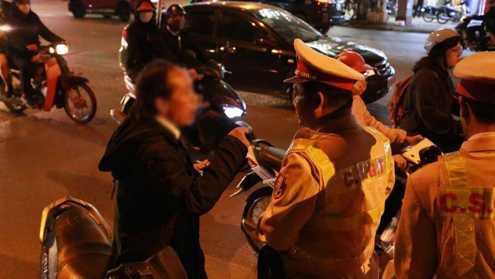 Sau đó, ông Hải để lại giấy tờ, xe máy và hẹn lên Đội CSGT làm việc lúc 0h đêm rồi rời đi. Tuy nhiên, sáng 3/1, một cán bộ Đội CSGT số 6 cho biết, đơn vị vẫn chưa thấy ông Hải tới cơ quan để làm việc về lỗi vi phạm xảy ra một ngày trước, tổ tuần tra đã tạm giữ phương tiện, giấy tờ để làm căn cứ xử lý vi phạm sau. (Ảnh: Baogiaothong)