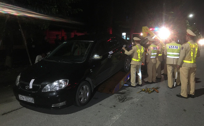  Bị kiểm tra nồng độ cồn, tài xế bỏ xe chạy: Khoảng 22h đêm 3/1, Đội CSGT Công an TP Vinh (Nghệ An) ra tín hiệu dừng xe ô tô 4 chỗ màu đen để kiểm tra nồng độ cồn. Tại đây, khi lực lượng CSGT yêu cầu thổi vào máy đo nồng độ cồn nhưng tài xế P.V.M. (39 tuổi, trú tại huyện Thanh Chương, Nghệ An) lại khóa cửa xe rồi bỏ chạy. (Ảnh: Tri Thức Trẻ)