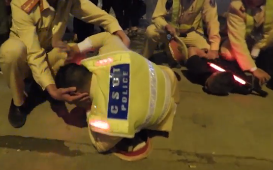  Bị kiểm tra nồng độ cồn, tài xế cầm dép đánh CSGT: Tối 5/1, Đội CSGT công an huyện Đức Thọ, tỉnh Hà Tĩnh đang kiểm tra nồng độ cồn đối với người tham gia giao thông, thấy chốt cảnh sát, ông Nguyễn Duy Thành lái ô tô 4 chỗ lao lên vỉa hè rồi chạy vào quán cà phê để né tránh kiểm tra.