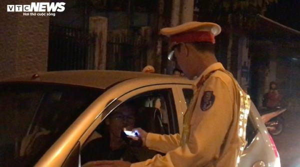 Tuy nhiên, khi biết lỗi vi phạm của mình ứng với mức phạt 7 triệu đồng, tước bằng lái 23 tháng, anh Phúc không đồng ý ký vào biên bản mà còn có ý định hối lộ lực lượng chức năng để được bỏ qua, còn người đi cùng tài xế này còn rút điện thoại ra quay, phát trực tiếp lên mạng.