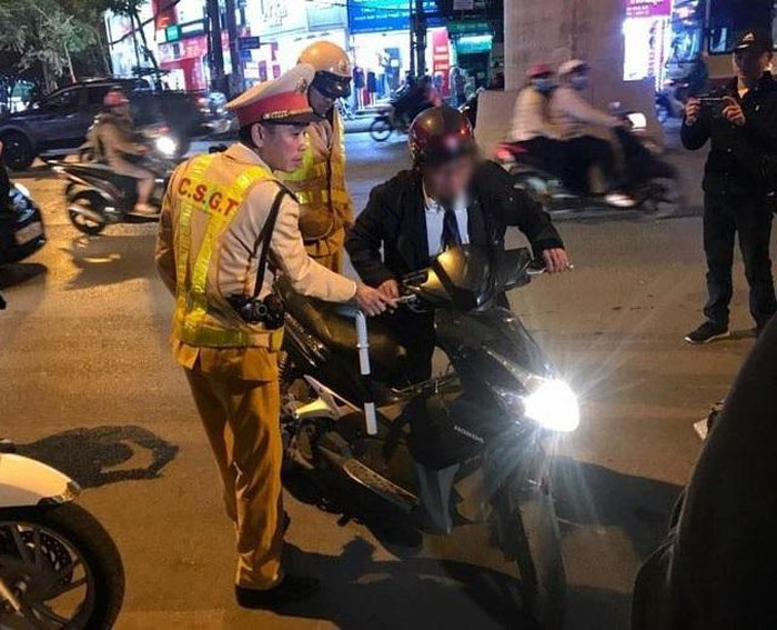  Mạo danh vụ trưởng khi bị kiểm tra nồng độ cồn: Tối 2/1, tổ tuần tra Đội CSGT số 6 làm nhiệm vụ tại nút giao Xuân Thủy - Cầu Giấy (Hà Nội) trong buổi tuần tra, tổ cảnh sát dừng xe ông Lưu Hoàng Hải (SN 1953, trú tại phường Dịch Vọng, quận Cầu Giấy) vì có biểu hiện đã sử dụng rượu bia. (Ảnh: ANTĐ)