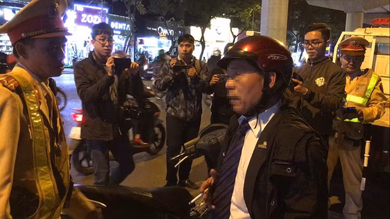 Tuy nhiên, khi cảnh sát dừng xe yêu cầu kiểm tra nồng độ cồn, ông Hải lớn tiếng, quát tháo và bất hợp tác với lực lượng chức năng và tự xưng là Vụ trưởng thuộc Bộ GD&amp;ĐT. (Ảnh: Trung Vương)