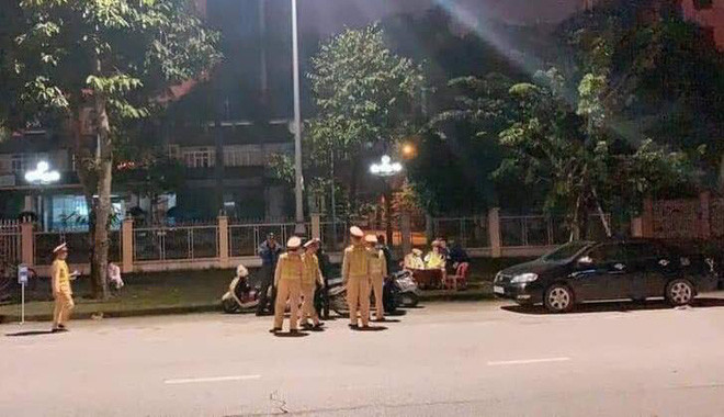 Mặc dù lực lượng CSGT phối hợp với lực lượng công an địa phương vận động ông M. để kiểm tra nồng độ cồn nhưng không được, sau đó ông M. gọi điện thoại cho vợ đến và nói vợ mới là người cầm lái chiếc ô tô chứ không phải mình, tuy nhiên, người vợ cũng không nhận mình là người lái xe rồi rời đi. (Ảnh: Tri Thức Trẻ)