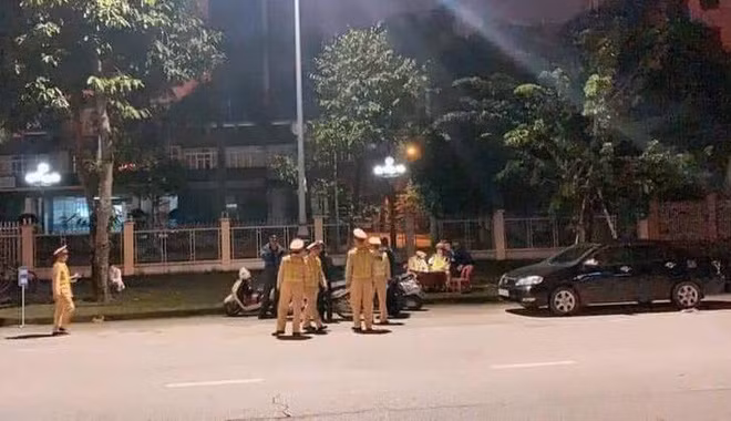 Mặc dù lực lượng CSGT phối hợp với lực lượng công an địa phương vận động ông M. để kiểm tra nồng độ cồn nhưng không được, sau đó ông M. gọi điện thoại cho vợ đến và nói vợ mới là người cầm lái chiếc ô tô chứ không phải mình, tuy nhiên, người vợ cũng không nhận mình là người lái xe rồi rời đi. (Ảnh: Tri Thức Trẻ)