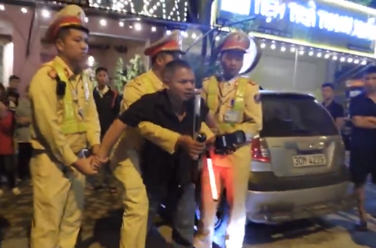 Khi lực lượng chức năng yêu cầu đo nồng độ cồn, ông Thành chống đối, đánh một CSGT khiến chiến sĩ này phải nhập viện, bị cảnh sát hình sự đưa về trụ sở, ông Thành cầm dép đánh trúng mặt một CSGT khác.