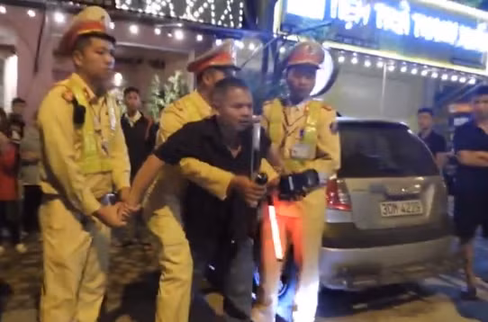 Khi lực lượng chức năng yêu cầu đo nồng độ cồn, ông Thành chống đối, đánh một CSGT khiến chiến sĩ này phải nhập viện, bị cảnh sát hình sự đưa về trụ sở, ông Thành cầm dép đánh trúng mặt một CSGT khác.