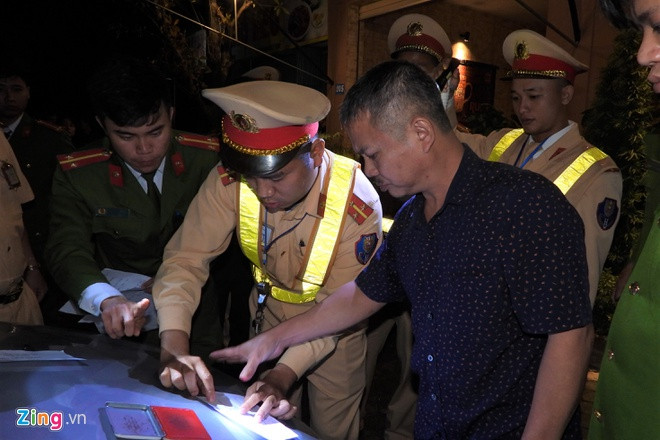 Sau đó, cơ quan chức năng đã lập biên bản xử phạt từ 16-18 triệu đồng, tước giấy phép lái xe 16-18 tháng đối với ông Thành do có nồng độ cồn là 0,298 mg/lít khí thở. Ngoài ra, tạm giữ xe ô tô 4 chỗ do ông Thành điều khiển khi đã sử dụng rượu, bia. (Ảnh: Zing)