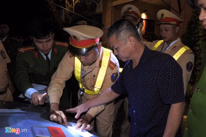 Sau đó, cơ quan chức năng đã lập biên bản xử phạt từ 16-18 triệu đồng, tước giấy phép lái xe 16-18 tháng đối với ông Thành do có nồng độ cồn là 0,298 mg/lít khí thở. Ngoài ra, tạm giữ xe ô tô 4 chỗ do ông Thành điều khiển khi đã sử dụng rượu, bia. (Ảnh: Zing)