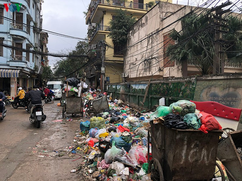 30 Tet, he pho Ha Noi ngap ngua trong rac