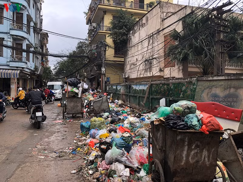 30 Tet, he pho Ha Noi ngap ngua trong rac