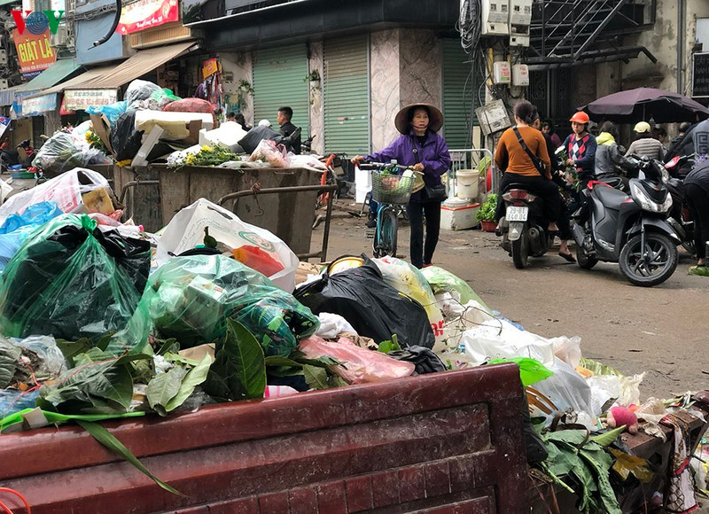 30 Tet, he pho Ha Noi ngap ngua trong rac-Hinh-4