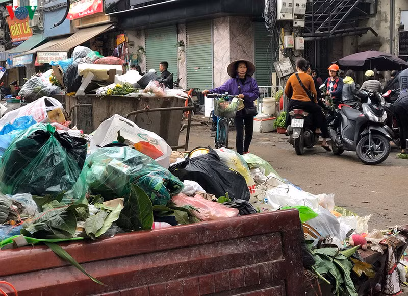 30 Tet, he pho Ha Noi ngap ngua trong rac-Hinh-4