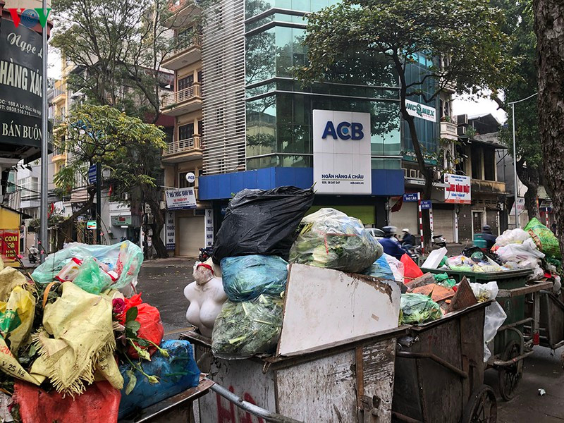 30 Tet, he pho Ha Noi ngap ngua trong rac-Hinh-5