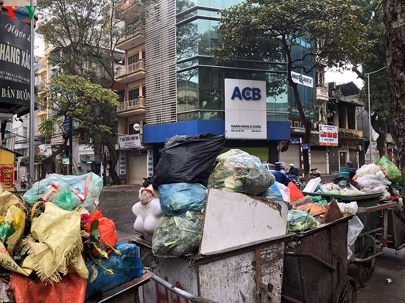 30 Tet, he pho Ha Noi ngap ngua trong rac-Hinh-5