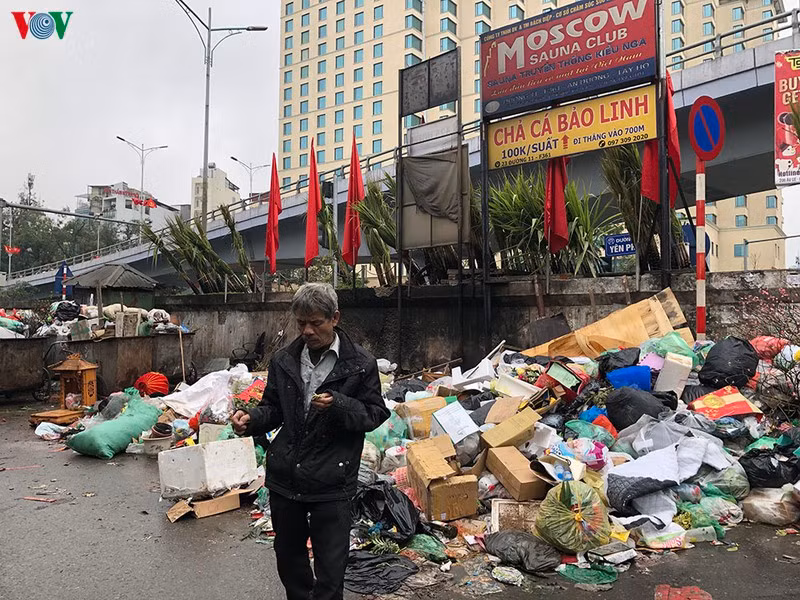 30 Tet, he pho Ha Noi ngap ngua trong rac-Hinh-2