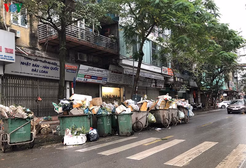 30 Tet, he pho Ha Noi ngap ngua trong rac-Hinh-8