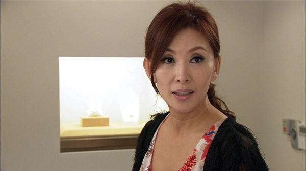 Bi mat khung khiep dang sau ve ngoai lich thiep cua me chong-Hinh-2