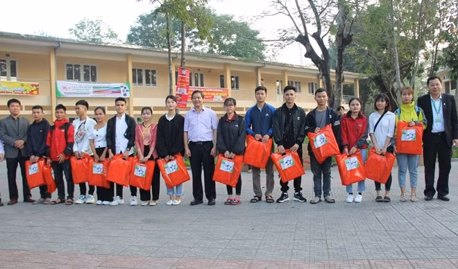 Nguoi benh, nguoi ngheo duoc ve que don Tet tren nhung chuyen xe 