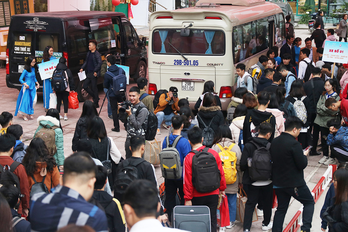 Nguoi benh, nguoi ngheo duoc ve que don Tet tren nhung chuyen xe 