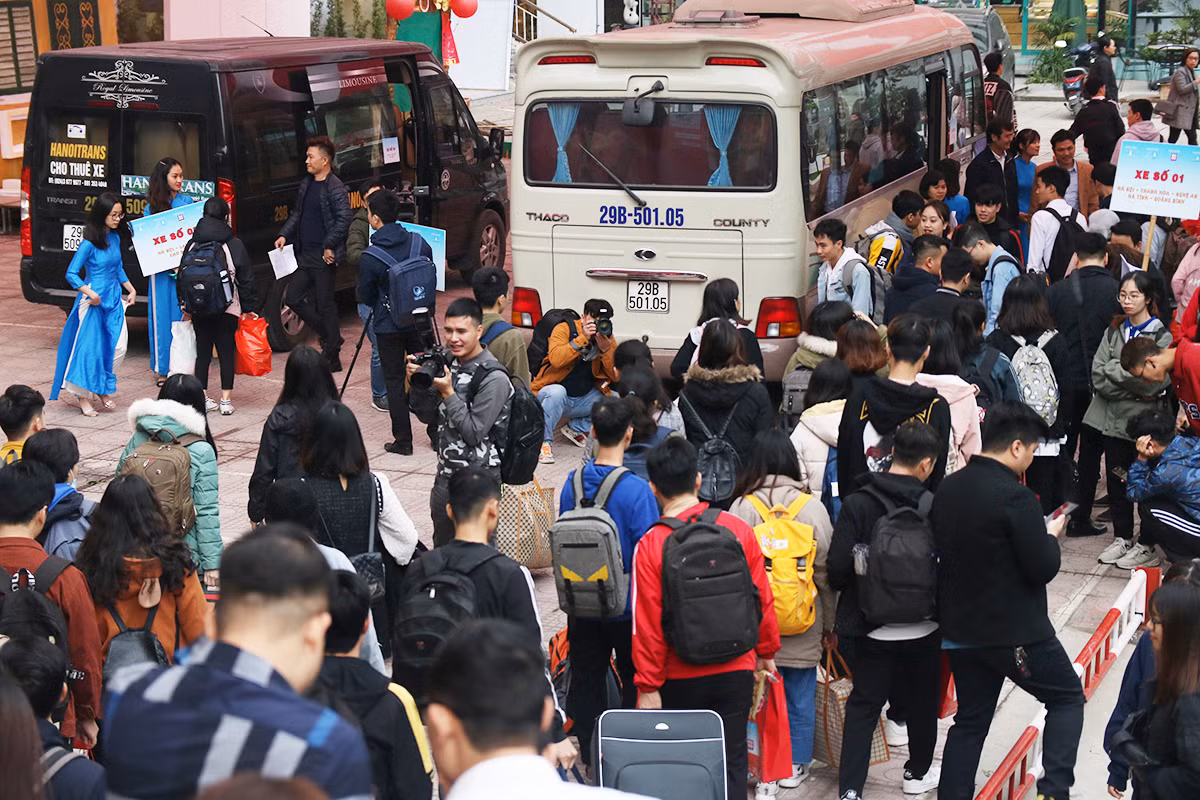 Nguoi benh, nguoi ngheo duoc ve que don Tet tren nhung chuyen xe 
