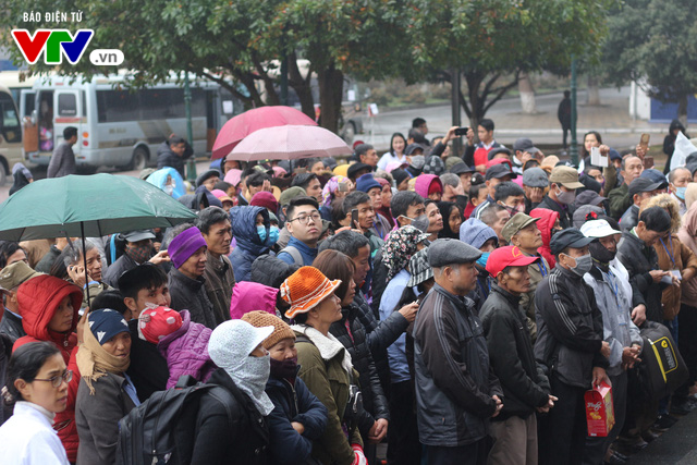 Nguoi benh, nguoi ngheo duoc ve que don Tet tren nhung chuyen xe 