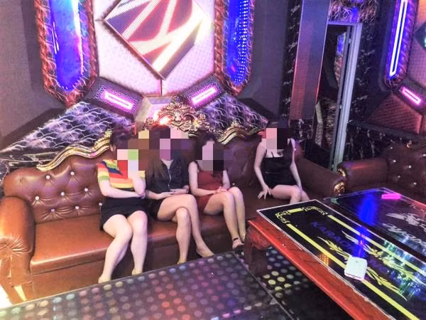 Dan nam thanh nu tu “bay lac” dien cuong o karaoke New Idol