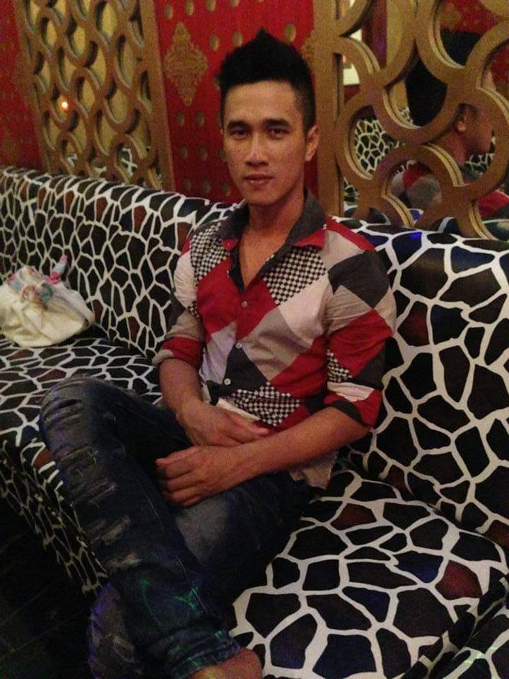  Thanh niên ngáo đá sát hại 3 người thân tử vong: Khoảng 11h ngày 2/5, Trương Tính (29 tuổi, ngụ quận Bình Tân, TP HCM) đi chơi về nhà trên đường Chiến Lược, phường Bình Trị Đông, quận Bình Tân, TP HCM, tại đây, người thân trong gia đình phát hiện Tín có biểu hiện như người ngáo đá nên đã vội đem dao kéo đi cất. (Ảnh: Danviet)