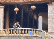 Đến khoảng 14h chiều cùng ngày (16/11), nam thanh niên đã bị lực lượng chức năng khống chế và đưa xuống dưới đất an toàn, sau đó đưa vào Bệnh viện đa khoa Gia Lâm để sơ cứu trước khi đưa về trụ sở công an.