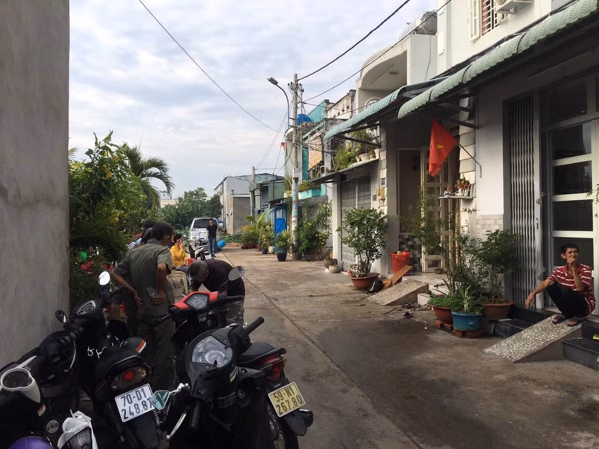 Khi vào trong nhà, Tín la hét chửi bới những người trong gia đình, sau đó lục lọi và lấy được một con dao sát hại 3 người thân tử vong là bà Lê Thị Điểu (77 tuổi, bà ngoại Tính), Nguyễn Thị Ngọc Thúy (56 tuổi, mẹ ruột Tính), Nguyễn Thị Ngọc Kiều (54 tuổi, dì ruột Tính) cùng trú tại phường Bình Trị Đông, quận Bình Tân, TP HCM. (Ảnh: Danviet)