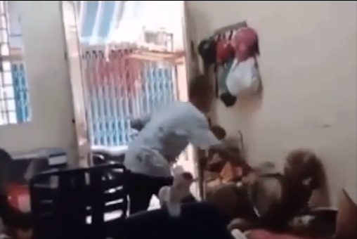 Phía đại diện UBND phường Cầu Kho cho biết, nam thanh niên đánh đập bà cụ được xác định là Nguyễn Tuấn Kiệt (42 tuổi, là người nghiện ma tuý), hiện, Kiệt vừa hết thời hạn 6 tháng quản lý tại địa phương và phường đã gửi hồ sơ sang toà án xem xét chuyển sang diện bắt buộc đưa đi cai nghiện.