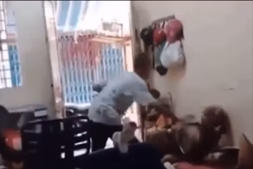 Phía đại diện UBND phường Cầu Kho cho biết, nam thanh niên đánh đập bà cụ được xác định là Nguyễn Tuấn Kiệt (42 tuổi, là người nghiện ma tuý), hiện, Kiệt vừa hết thời hạn 6 tháng quản lý tại địa phương và phường đã gửi hồ sơ sang toà án xem xét chuyển sang diện bắt buộc đưa đi cai nghiện.