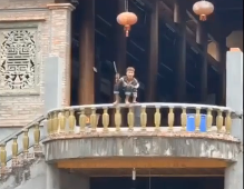 Trong cơn ngáo đá, Hùng đã tự dùng dao chặt đứt 1 số ngón tay của mình.