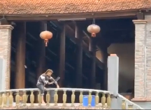 Sau khi phát hiện vụ việc, công an huyện Gia Lâm phối hợp với lực lượng phòng cháy chữa cháy, cứu hộ cứu nạn đến hiện trường yêu cầu nam thanh niên trèo xuống. Tuy nhiên, người này không xuống đất mà tiếp tục trèo qua mái các nhà bên cạnh và cố thủ ở một biển hiệu trước ngõ 213 Ngô Xuân Quảng.