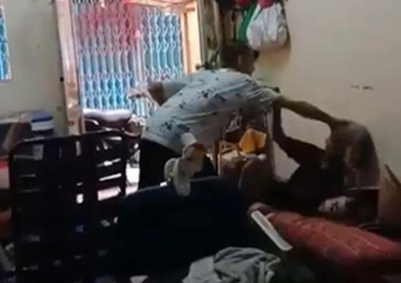  Ngáo đá, cháu trai bạo hành bà ngoại đủ trò quái đản: Ngày 25/11, trên mạng xã hội đăng tải một đoạn clip ghi lại hình ảnh nam thanh niên mặc áo trắng liên tục chửi bới, đánh đập bà cụ lớn tuổi ngay tại phòng khách của gia đình.