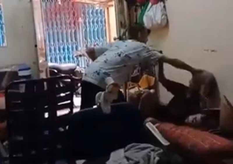  Ngáo đá, cháu trai bạo hành bà ngoại đủ trò quái đản: Ngày 25/11, trên mạng xã hội đăng tải một đoạn clip ghi lại hình ảnh nam thanh niên mặc áo trắng liên tục chửi bới, đánh đập bà cụ lớn tuổi ngay tại phòng khách của gia đình.