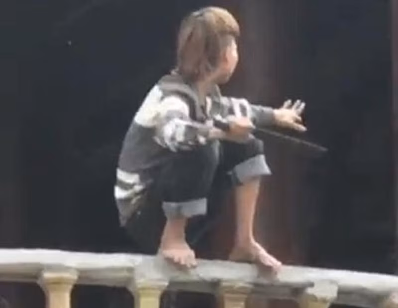  Nam thanh niên ngáo đá trèo lên lan can chùa, tự chặt nhiều ngón tay: Khoảng 9h sáng 16/11, người dân phát hiện Lý Mạnh Hùng (SN 1996, trú tại xã Chi Thiết, huyện Sơn Dương, tỉnh Tuyên Quang) có dấu hiệu "ngáo đá" cầm dao trèo lên lan can chùa Phúc Long (thị trấn Trâu Quỳ, huyện Gia Lâm, Hà Nội) la hét, cầm dao tự chặt vào nhiều ngón tay của mình.