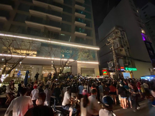  Tự cắt "của quý", người đàn ông hai lần trèo lên nóc nhà quậy phá: Khoảng 19h tối 27/11, một người đàn ông có biểu hiện không tỉnh táo, liên tục la hét, đấm vỡ cửa kính, rồi đu đưa trên biển quảng cáo ở tầng 20 của khách sạn Alacarte, đòi nhảy xuống. Sau đó, người này tự dùng vật nhọn tự cắt vào "của quý" của mình khiến máu chảy rất nhiều. (Ảnh: Toquoc)