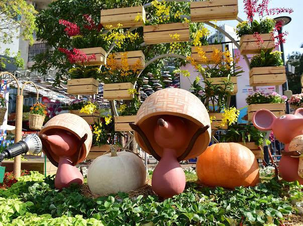 Hiện, ban tổ chức đang thúc đẩy tiến độ hoàn thiện các tiểu cảnh, linh vật, vườn hoa trải dài gần 700 m trên phố đi bộ Nguyễn Huệ.