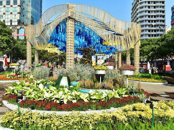 Nhiều loại hoa đã được trang trí tại đây.