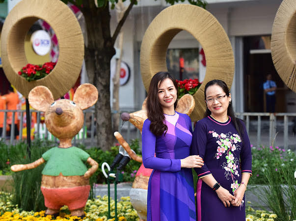 Người dân tranh thủ check in đường hoa cũng với hình tượng những chú chuột siêu dễ thương tại đường hoa.