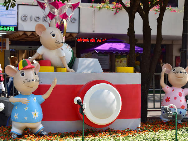 Hầu hết mô hình chuột nhảy múa vui tươi, đáng yêu đã được mang ra trưng bày tại đường hoa.