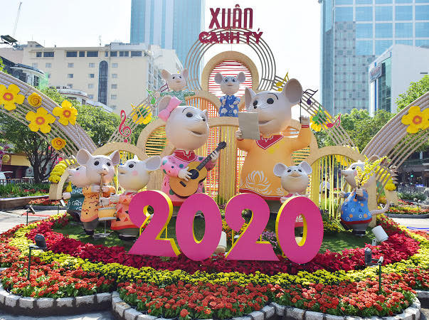 Nổi bật đầu đường hoa là gia đình chuột đang chơi nhiều loại nhạc cụ.