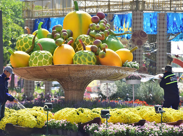 Nhiều hình hoa quả cũng được xây dựng tại đường hoa.