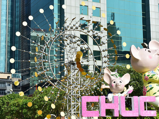 Đại cảnh bao gồm chuột bố nhạc trưởng cao 3 m chỉ huy đội nhạc công gồm chuột mẹ cao 2,5 m và bảy nhạc công chuột nhí cao trung bình 1,5 m đàn hát xung quanh.