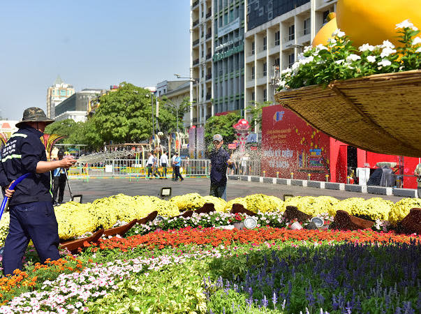 Nhiều công nhân gấp rút hoàn thiện các công đoạn cuối cùng trong cái nắng nóng giữa trưa để đảm bảo đúng tiến độ khai mạc vào tối nay 28 Tết.