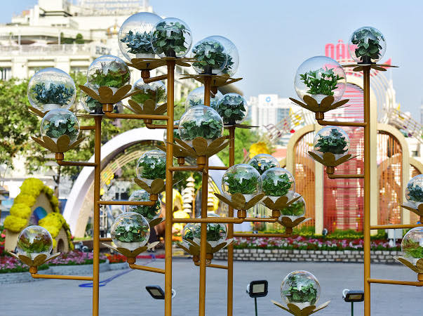 Nhiều loại hình được trang trí khiến khu vực đường hoa càng thêm sắc màu.