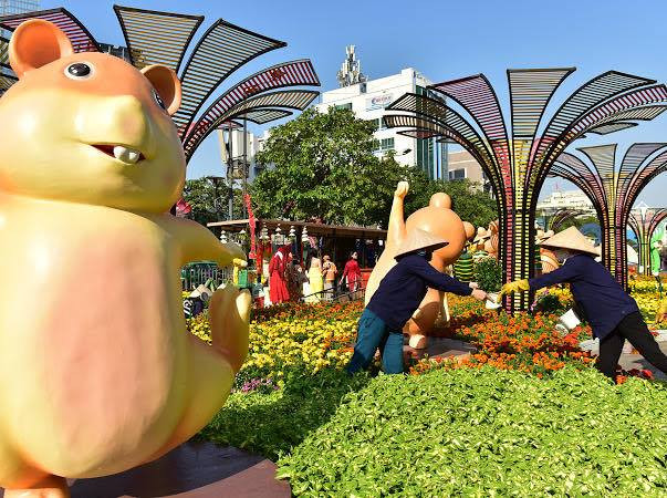 Theo đó, đường hoa Nguyễn Huệ sẽ mở cửa phục vụ người dân du xuân, thưởng ngoạn từ ngày 22/1/2020 (28 tháng Chạp) đến 28/1/2020 (mùng 4 Tết).